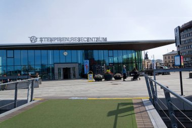 Vasttrafik toplu taşıma feribotu 13 Mayıs 2025 'te İsveç' in Göteborg şehrinde Gota Nehri 'ni geçiyor..