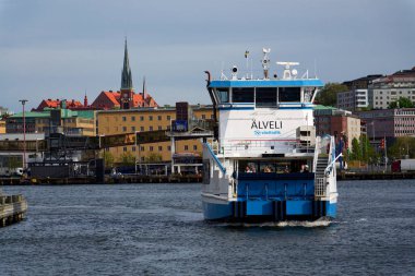 Vasttrafik toplu taşıma feribotu 13 Mayıs 2025 'te İsveç' in Göteborg şehrinde Gota Nehri 'ni geçiyor..