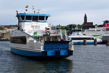 Vasttrafik toplu taşıma feribotu 13 Mayıs 2025 'te İsveç' in Göteborg şehrinde Gota Nehri 'ni geçiyor..