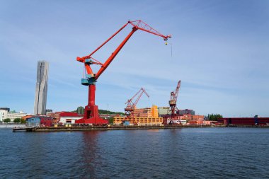 Göteborg şehri, Göteborg, İsveç 'in Göteborg şehrinde güneşli bir günde Gota nehri ile ufuk çizgisi oluşturur..