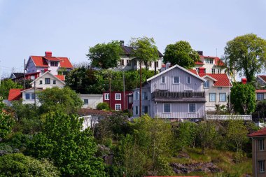 Göteborg, İsveç 'teki Gota Alv nehrinin kıyısındaki Slottsberget Dağı' ndaki eski ahşap tarihi evlerin resimli kolonisi. Güneşli bir gün.