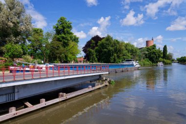 Belçika, Bruges 'deki Gent Brugge Kanalı' ndan geçen gemiler için köprü açık. Güneşli bir yaz günü.