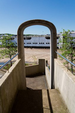 Gota nehir kıyısında, Göteborg, İsveç, güneşli bir günde limanda Ruj adlı Lilla Bombacı binası.