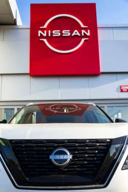 Nissan motor şirketi logosu 12 Nisan 2025 'te Prag, Çek Cumhuriyeti' nde bayilik binasının önünde.. 