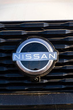 Nissan motor şirketi logosu 12 Nisan 2025 'te Prag, Çek Cumhuriyeti' nde bayilik binasının önünde.. 