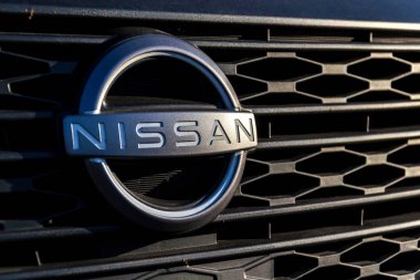 Nissan motor şirketi logosu 12 Nisan 2025 'te Prag, Çek Cumhuriyeti' nde bayilik binasının önünde.. 