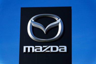 Mazda Motor Şirketi 'nin 12 Nisan 2025' te Prag, Çek Cumhuriyeti 'ndeki galeri binasındaki logosu.