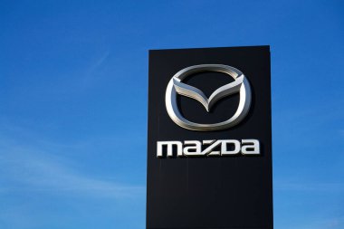 Mazda Motor Şirketi 'nin 12 Nisan 2025' te Prag, Çek Cumhuriyeti 'ndeki galeri binasındaki logosu.