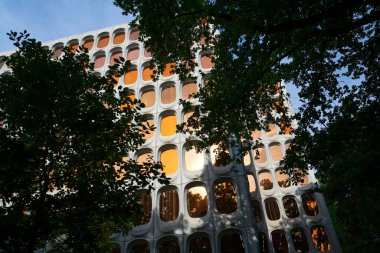 Fonksiyonist ofis CBR binası, Watermael-Boitsfort, Bussels, Belçika 'daki prefabrik modüler beton cephesi