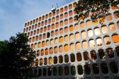 Fonksiyonist ofis CBR binası, Watermael-Boitsfort, Bussels, Belçika 'daki prefabrik modüler beton cephesi