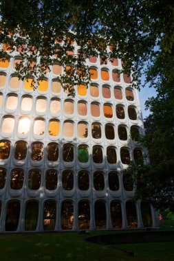 Fonksiyonist ofis CBR binası, Watermael-Boitsfort, Bussels, Belçika 'daki prefabrik modüler beton cephesi