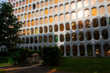 Fonksiyonist ofis CBR binası, Watermael-Boitsfort, Bussels, Belçika 'daki prefabrik modüler beton cephesi