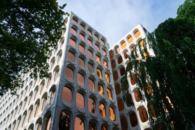 Fonksiyonist ofis CBR binası, Watermael-Boitsfort, Bussels, Belçika 'daki prefabrik modüler beton cephesi