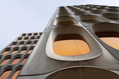 Fonksiyonist ofis CBR binası, Watermael-Boitsfort, Bussels, Belçika 'daki prefabrik modüler beton cephesi