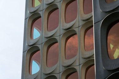 Fonksiyonist ofis CBR binası, Watermael-Boitsfort, Bussels, Belçika 'daki prefabrik modüler beton cephesi