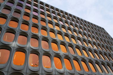 Fonksiyonist ofis CBR binası, Watermael-Boitsfort, Bussels, Belçika 'daki prefabrik modüler beton cephesi