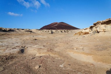 El Medano yakınlarındaki Tenerife kıyısındaki Montana Roja Dağı, Kanarya Adaları, İspanya, güneşli yaz günü