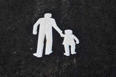 Göteborg, İsveç sokaklarında elini tutan yürüyen bir yetişkini gösteren tabela. Güneşli bir yaz günü, 15 dakikalık şehir konsepti.