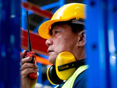 Erkek ustabaşı sarı kasklı mimar mühendis radyo telefonu haberleşme sektörü işletme müdürü inşaat tasarımı işadamı.