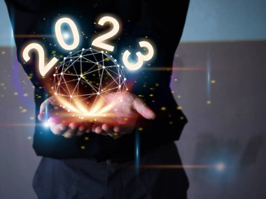 İş adamı el ele tutuşarak dünya çapında küresel teknoloji elementini işaret ediyor sarı turuncu renkli çizgi nokta 2023 yazı tipi yazı tipi zamanı takvimi mutlu yıllar siber ağ kopyalama alanı