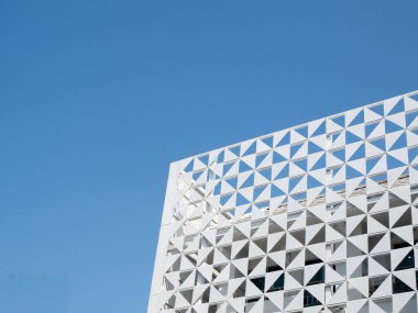 Mavi gökyüzü arka plan duvar kağıdı fotokopi alanı mimarisi beyaz kentsel tasarım dış cephe yapı yapı kulesi bina evi şehir merkezinde inşa edilmiş fütüristik gökyüzü manzarası modern güzel