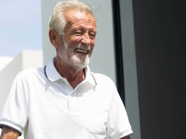 Yaşlı erkek portresi gri saç mutlu gülüş komik yaşam tarzı emeklilik olgun tatil yüzü dinlenme yakışıklı aşk kaygısız aktivite fotokopi alanı