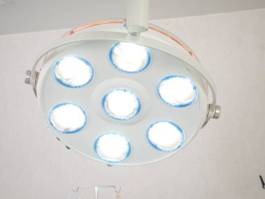 Acil servis merkezi hastane kliniği kazası steril çatı katı cerrahi aletler lamba tıbbı tıbbi tedavi hasta yatağı profesyonel hücre 