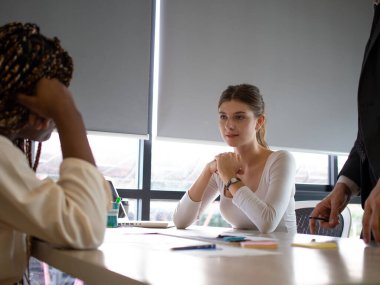 İş kadını kadın kişi bayan beyaz beyaz beyaz beyaz gömlek güzel görünümlü iş adamı takım çalışması grup masa başı fikir ortağı ortak kariyer hakkında konuşun