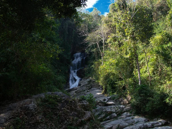 Montanha Vista Verde Cor Natural Céu Azul Nublado Cachoeira Paisagem — Fotografia de Stock