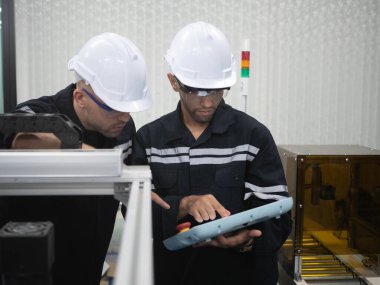 Erkek adam insanlar beyaz kasklı güvenlik kaskı bakım teknisyeni kontrol tablet endüstrisi mühendisi otomobil teknolojisi üretim fabrikası 