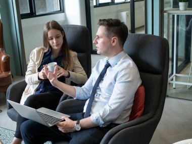 Öğretmen konuşan öğrenci lisesi toplantısı şirket ortaklığı tartışma iş arkadaşı iş kadını kadın erkek stratejisi çalışma işi çözüm grubu 