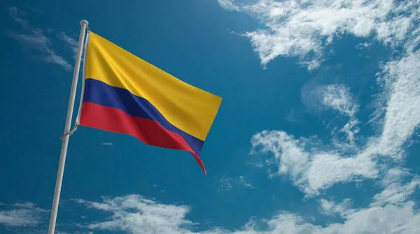 Kolumbijská Vlajka Vlnění Textura Vzor Modrý Cloudy Nebe Pozadí Tapety — Stock fotografie