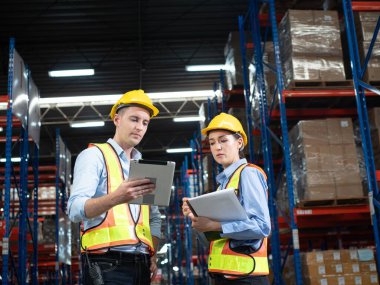 İşçi Partisi kadın erkek işçi çalıştırır insanlar konuşur tartışma raporu tablet bilgi depo depolama fabrika depolama lojistik yöneticisi danışman danışman profesyonel kontrol