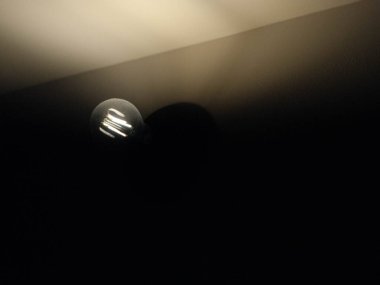 Ampul lambası fikri süsleme siyah koyu renk teknolojisi yenilik teknoloji yaratıcı icat hayal gücü iş stratejisi kitap beyin fırtınası motivasyon okudu