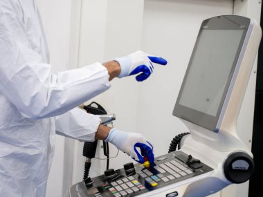 Vücut parçası insan insanlar beyaz, neşeli, işaret eden parmak monitörü dokunmatik ekran bilgisayar kontrol fabrikası modern bağlantı yenilik görüntüleme endüstrisi tıbbi tedavi verileri