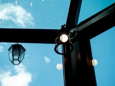 Lamba ampulü parlak açık mavi gökyüzü uzay elektriği ilham ışığı kavramı ampul teknoloji yaratıcılık iş icadı enerji sarı turuncu başarı hayal gücü sanat düşünün