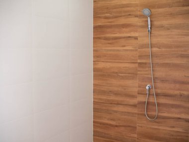 Banyo duş tasarımı modern ahşap meşe ev oteli tatil köyü lavabo iç daire banyo havlu mobilyalar su dolabı ev tuvaleti çağdaş sanat eserleri.