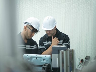 Takım çalışması erkek adam konuşması tartışma grup işçi çalışma grubu toplantısını robot tamir tesisi profesyonel mühendis imalat ekipman liderliği profesyonel destek projesi sitesini açıkla