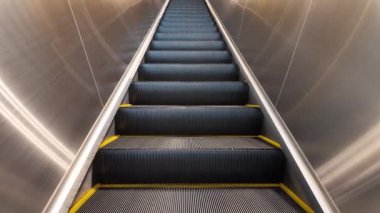 Yürüyen merdiven modern iş kapalı merdiven şehir mimari istasyon tasarımı havaalanı ulaşımı alışveriş merkezi iç metro binası merdiven merdiveni yürüyen merdiven inşa ederek yeraltı merdiven sanatı.