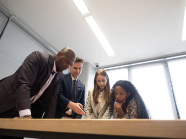 Takım çalışması grubu iş kadını iş kadını erkek işadamı insanlar yaratıcı strateji üzerinde fikir alışverişinde bulunuyorlar işbirliği ortaklığı eğitim öğretmeni öğrenci uzayı kopyalamayı planlıyor