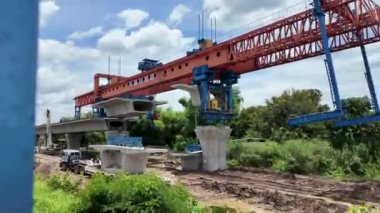 İnşaat endüstrisi tren istasyonu proje alanı mimarisi doğa mavi gökyüzü inşaat mühendisliği hareket eden vinç makineleri ve ayudthaya çelik yapı beton
