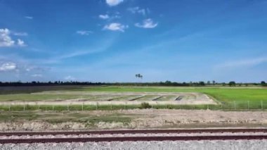 Saha çerçevesi yeşil ekoloji mavi gökyüzü bulutlu beyaz arkaplan duvar kağıdı demiryolu doğasını hareket ettiren yaz mevsimi yağmur ortamı çayırı, tarım arazisi organik ülke