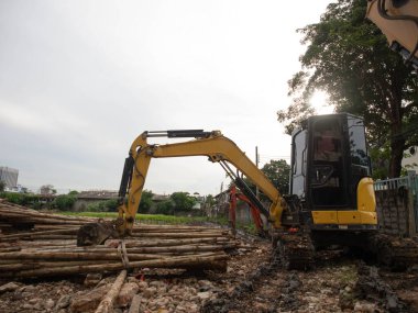 Buldozer endüstrisi ekipmanlarını çapalayan kazıcı ağır inşaat vechicle traktör yükleyici mühendislik kazısı sarı ulaşım kepçesi açık hava hidrolik proje alanı teknolojisi