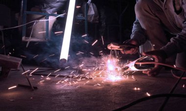 Metal endüstrisi kıvılcımlar üretiyor, ekipman üretiyor, iş güvenliği, inşaat, fotokopi, kaynak, iş gücü, duman, öğütme, el işi meşalesi imalat aleti.