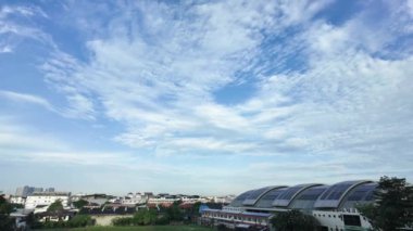 Gökyüzü mavi bulut açık havada kaybolur. Hiç kimse gündüz yolculuk etmez. İlkbaharda yaz mevsiminde, kış mevsiminde, bulutlu havada güzel bir şehir.