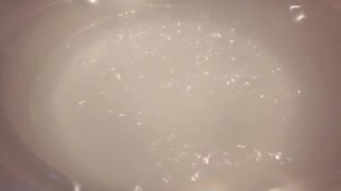 Sıvı su kaynayan buhar kabarcığı mutfağı sıcak yemek ocağı tencere ısı sıcaklık metal çaydanlık su sıçratma saflık madde hareketi sıvı içecek arka plan ısısı