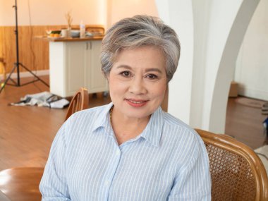 Uluslararası Kadınlar Günü 8 gün randevu Mart ayı kameraya bakın mutlu bir gülümseme komik yaşlı yaşlı bir kadın yaşlanan güzel olgun anne portresi emeklilik kadın stüdyo stüdyosu süreci