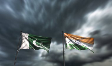 Pakistan, Hindistan 'a karşı ulusal bayrak sallıyor. Kara bulutlar arka plan kağıdı Pakistan, Hindistan' a karşı uluslararası rekabet uluslararası Asya hükümetinin politik çatışma kriket haritası.
