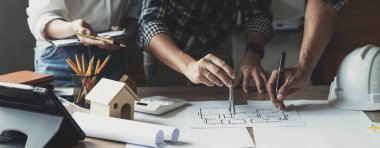 İnşaat mühendisleri inşaat sahasında çalışıyor..