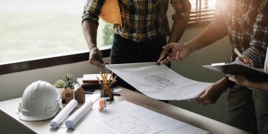 İnşaat mühendisleri inşaat sahasında çalışıyor..